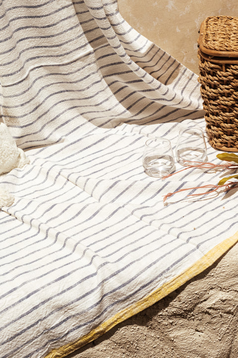 Nilo Throw Blanket